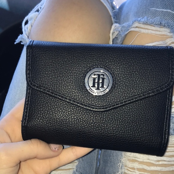 Brand New Tommy Hilfiger Wallet 🖤 - Picture 1 of 3